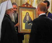 Митрополит Лавр вручает В.В. Путину икону преподобномученицы Елизаветы